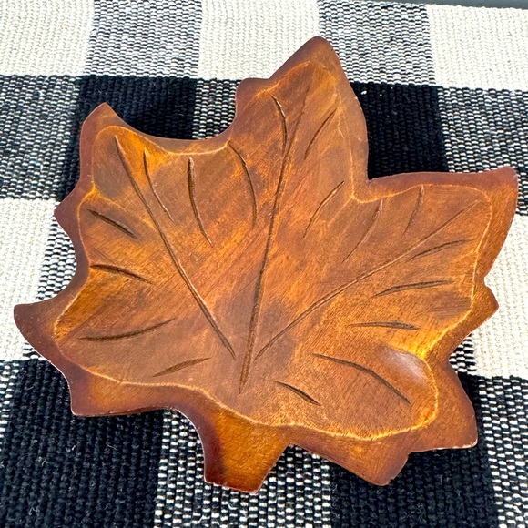 🆕 Decorative Wooden Leaf Dish 🍁 - Picture 1 of 3